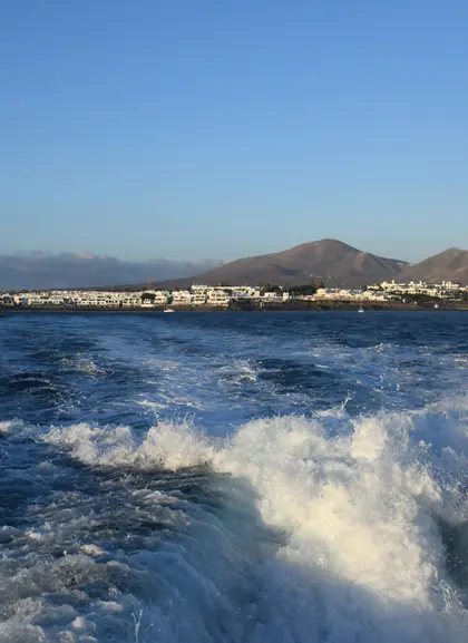 Vista de Lanzarote después de zarpar con destino Fuerteventura