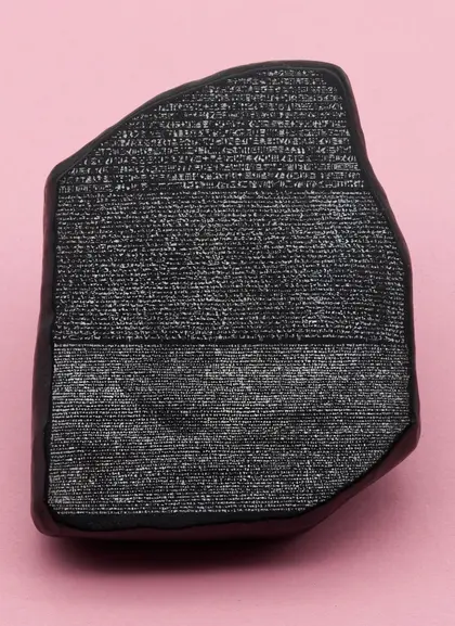 La obra Piedra Rosetta ubicada en el Museo Británico de Londres