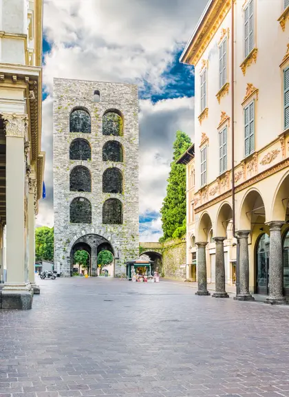 Porta Torre en el casco histórico de Como, Italia