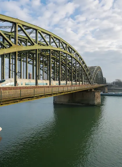 El puente Hohenzollern, un icono de la ciudad, cruza el Rin.