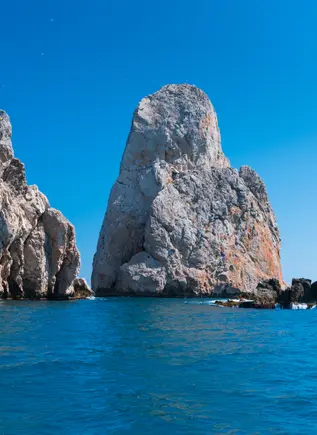 Rocas y mar azul intenso del  Parque Natural del  Montgrí.