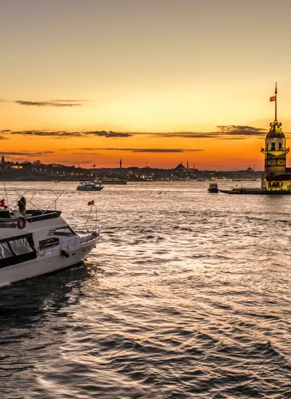 Vistas del amanecer desde el crucero por el Bósforo.