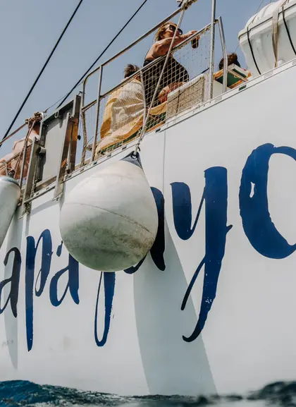 El autobús acuático avanza por la costa, cruzando el mar con tranquilidad en dirección al puerto.