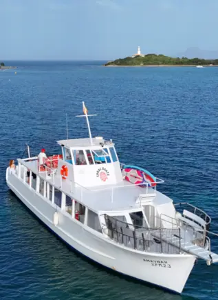 Barco de actividades en la bahía mallorquina de Alcúdia