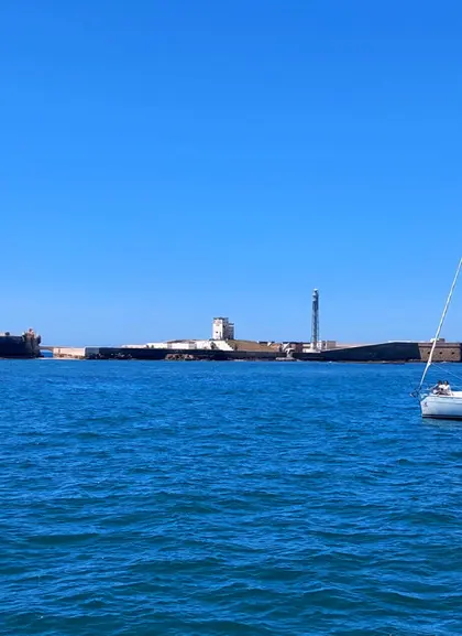 Vistas de la bahía de Cádiz desde el catamarán Pura Vida