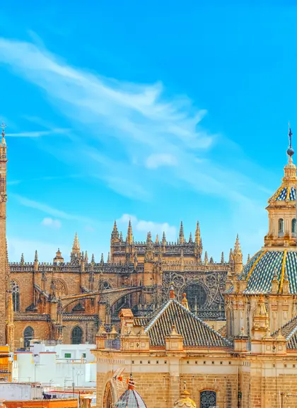 La Catedral de Sevilla en un estupendo día soleado