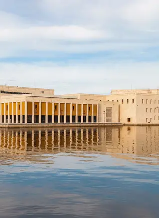 El Centro de Convenciones combina arquitectura moderna y vista a la bahía.