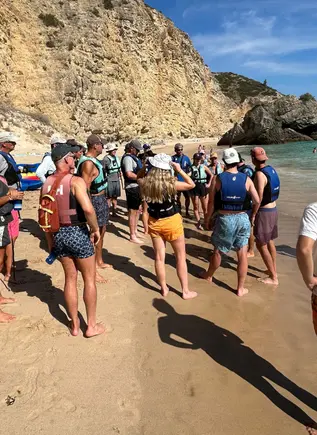 El grupo recibe las instrucciones para manejar el kayak por parte del monitor.