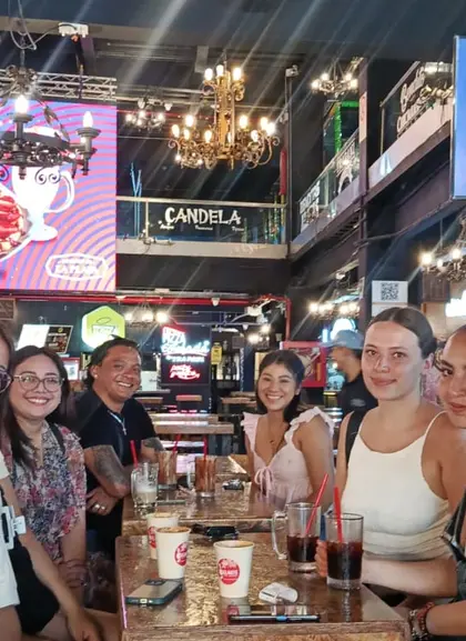 Un grupo de amigos disfruta del Free tour Medellín Gastronómico