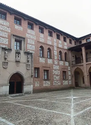 Patio interior de uno de edificios históricos de Medina del Campo, Valladolid