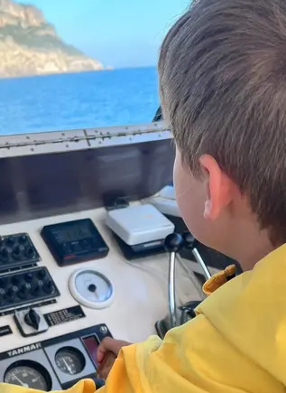 En el barco con visión submarina, los más pequeños también toman el timón.