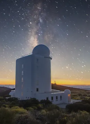 El Observatorio del Teide por la noche, con vistas a un cielo despejado.