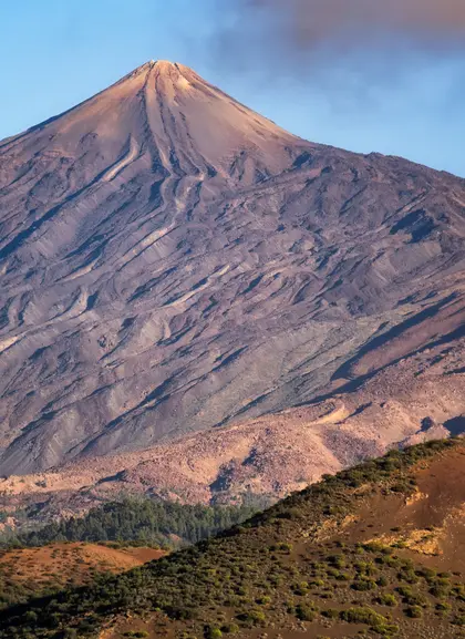 Paisaje con el Teide de fondo y el azul claro.