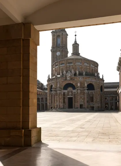 Pasillos exteriores en la Universidad Laboral de Gijón