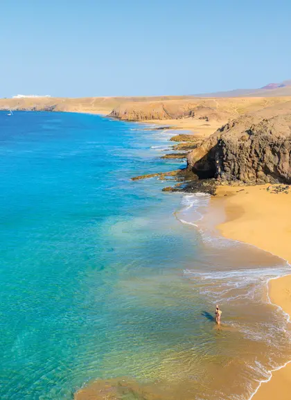 Playa de Papagayo, una de las más visitadas de la isla.