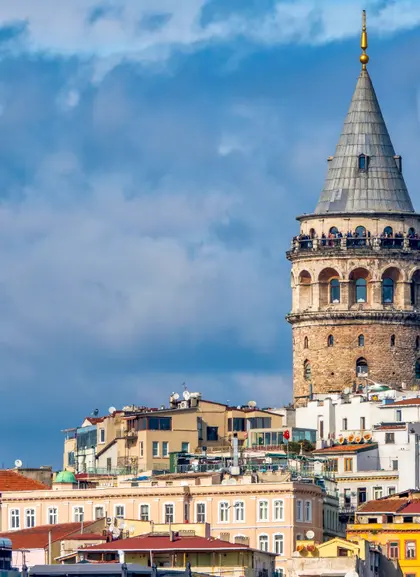 La torre Galata en el barrio de Karaöy, Estambul