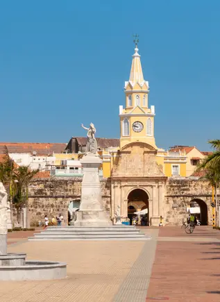 Imagen en un día soleado de la torre del reloj en Cartagena de Indias, Colombia