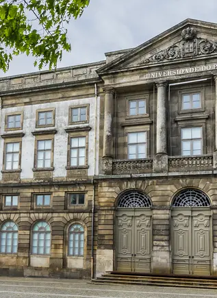 Fachada principal de la Universidad de Oporto, Portugal
