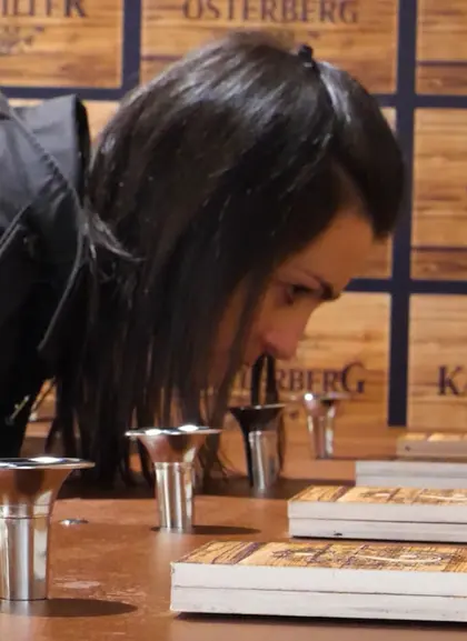 Visita sensorial en el Museo del Vino. Chica oliendo los aromas del mejor vino.