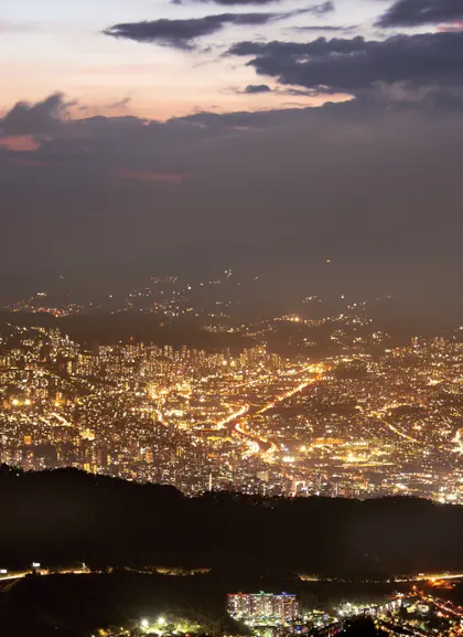 Vista panorámica de Medellin con todas las luces encendidas.