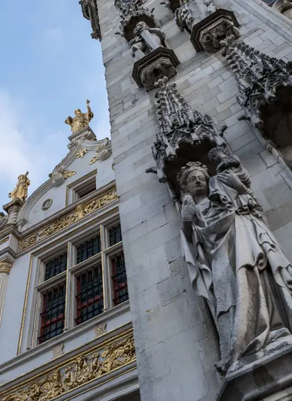 Contrapicado del ayuntamiento de Brujas en la Plaza Burg, Bélgica