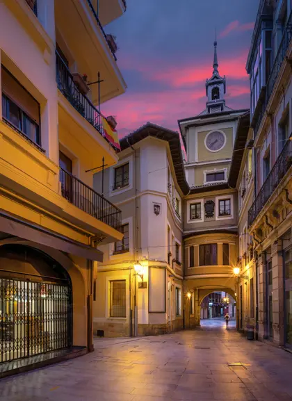 La torre del ayuntamiento de Oviedo en la noche