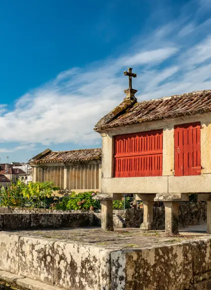 Tradicional hórreo gallego en Combarro, suspendido sobre pilotes junto al mar, símbolo de la cultura rural.