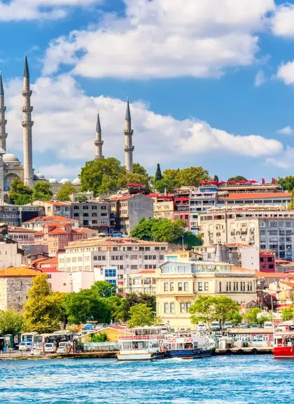 El Cuerno de Oro abraza Estambul con sus aguas tranquilas, reflejando siglos de historia entre mezquitas, puentes y leyendas imperiales.