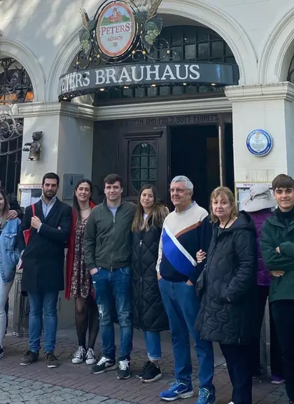 Foto de grupo en un famoso local para degustar la bebida alemana por excelencia.