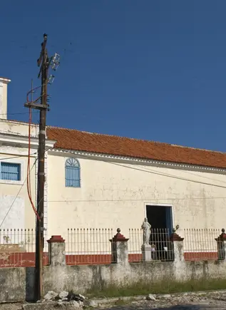 Fachada de la Iglesia de Nuestra Señora de Regla, templo icónico de la espiritualidad afrocubana en La Habana.