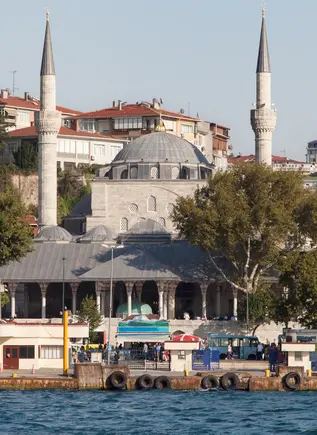 La mezquita Mirimah Sultan es un ejemplo sublime de la arquitectura otomana en Estambul.