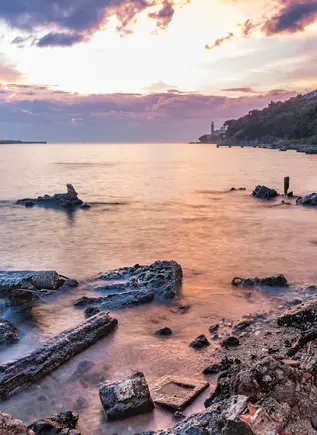 Vista al atardecer del muelle de Casablanca, Cuba