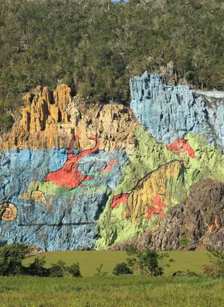 Mural de la prehistoria en el Valle de Viñales con infinidad de colores.