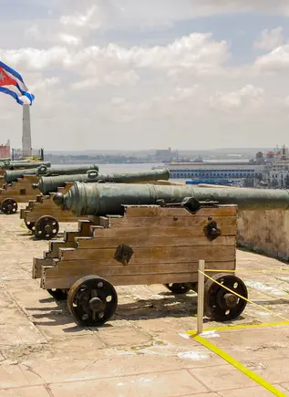 Cañones desde la fortaleza de San Carlos, La Habana