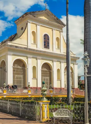 La Iglesia de la Santísima Trinidad destaca por su estilo neoclásico en pleno centro histórico.