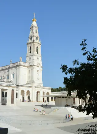 Vista exterior del Santuario de Fátima en Portugal, con la Basílica de Nuestra Señora del Rosario y su torre campanario.
