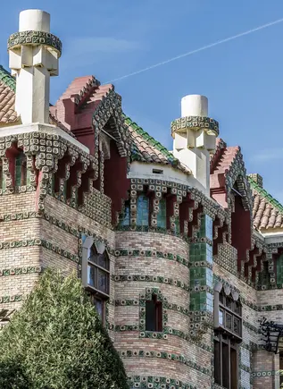 Fachada modernista de El Capricho de Gaudí en Comillas