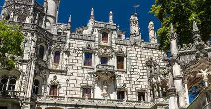 Detalle de la fachada del Palacio de la Quinta da Regaleira en Sintra, Portugal.