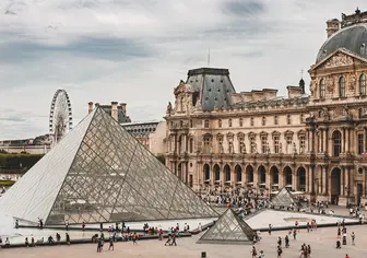 Exterior del Museo del Louvre en París- Atracciones Turísticas en París - Buendia Experiencias Únicas