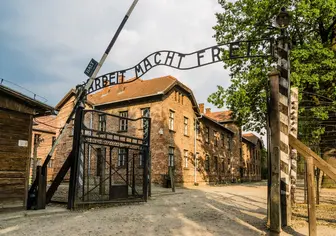 Inscripción Arbeit Macht Frei en la entrada del campo Auschwitz I, Polonia.