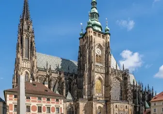 Turistas frente a la Catedral de San Vito en el Castillo de Praga.