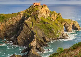 Ermita de San Juan de Gaztelugatxe sobre el islote