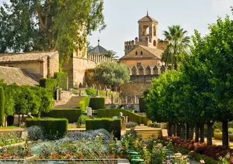 Fuentes, flores y senderos en los Jardines del Alcázar de los Reyes Cristianos.