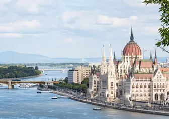 Parlamento de Budapest al lado del Río Danubio