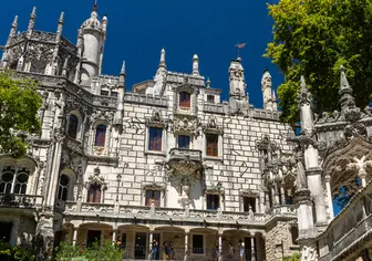 Detalle de la fachada del Palacio de la Quinta da Regaleira en Sintra, Portugal.