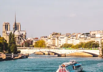 Río Sena con la catedral de Notredame al fondo