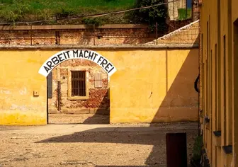 Entrada a la Fortaleza Pequeña de Terezín con la inscripción Arbeit Macht Frei