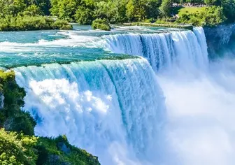 Cataratas del Niágara fluyendo con fuerza