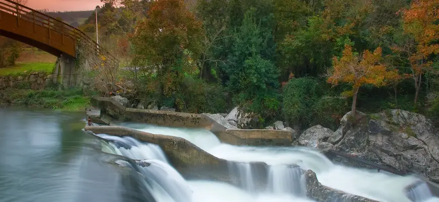 Cascada bajo puente en el río Pas en Puente Viesgo, Cantabria.