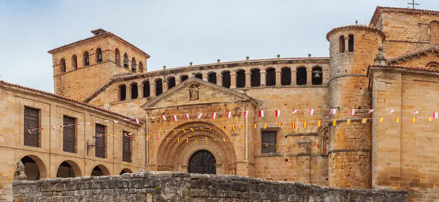 Fachada románica de la Colegiata de Santillana del Mar en Cantabria.